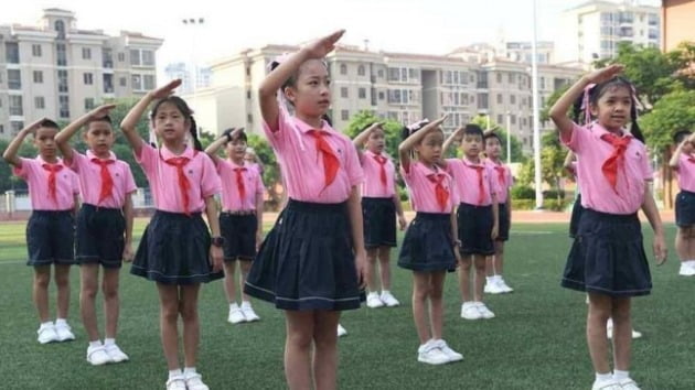 일제히 문을 연 중국 학교들. 학생들이 마스크를 쓰지 않고 있다. [사진=신화망 캡처]