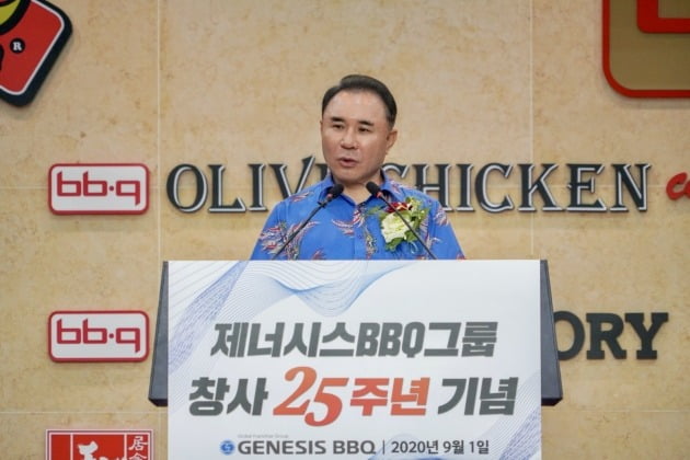 윤홍근 제너시스BBQ 회장은 지난 1일 산하 교육연구기관 '치킨대학'에서 열린 창립 25주년 기념행사에서 