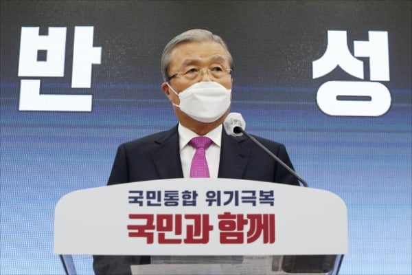 김종인 국민의힘 비상대책위원장이 3일 서울 여의도 국회에서 취임 100일을 맞아 대국민 기자회견을 하고 있다. /사진=뉴스1