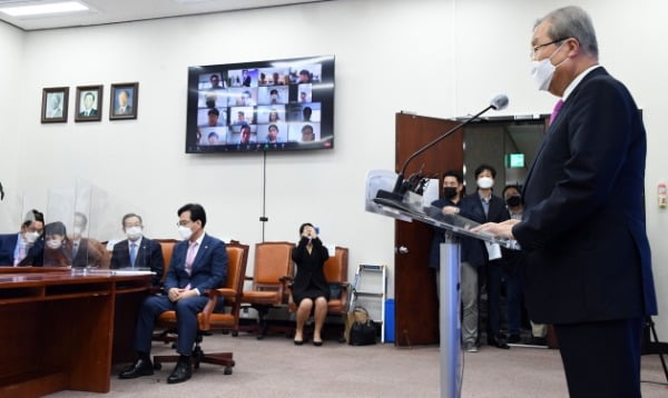 김종인 국민의힘 비상대책위원장이 3일 서울 여의도 국회에서 취임 100일을 맞아 대국민 기자회견을 하고 있다. /사진=연합뉴스