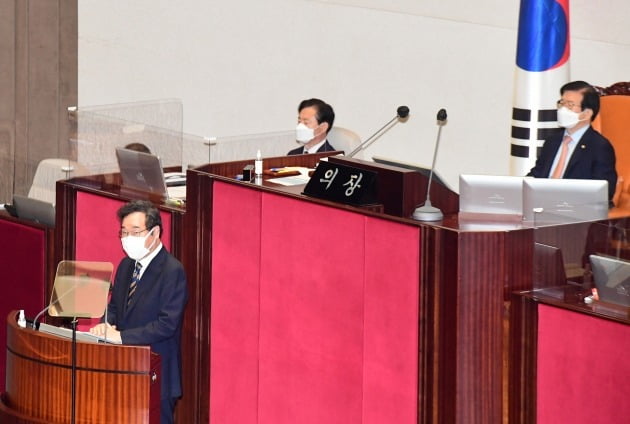 이낙연 더불어민주당 대표가 7일 서울 여의도 국회 본회의장에서 교섭단체 대표연설을 하고 있다.  사진=김범준 기자 bjk07@hankyung.com