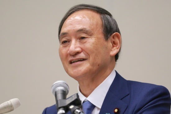 일본 차기 총리로 유력한 스가 요시히데(菅義偉) 관방장관이 징용 배상 문제를 두고 기존 일본 정부의 입장을 이어가겠다는 의사를 밝혔다./사진=AP