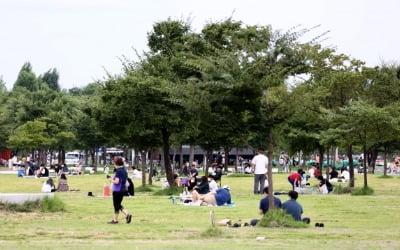 거리두기 나몰라라? 한강공원 '바글바글'…"야외음주 자제해야"