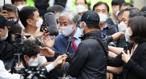 보석 취소로 재수감되는 전광훈 목사가 지난 7일 서울 성북구 사랑제일교회 인근 자택에서 호송차로 이동하던 중 기자회견을 갖고 있다. /사진=뉴스1