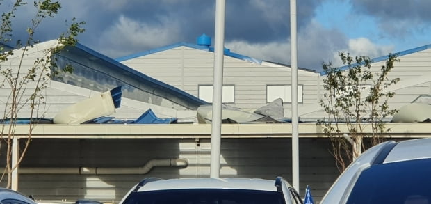 연이은 태풍에 효문공단 내 현대차 협력사 공장 지붕이 뜯겨나가고 가로등도 기울어졌다. 사진=독자제공 