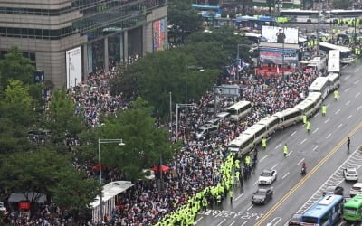 보건소 여직원 껴안고 난동 부린 사랑제일교회 신도…경찰 소환