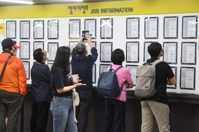 한여름에 쉬는 남자 200만…"올겨울이 위험하다" [신현보의 딥데이터]