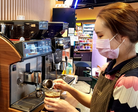 이마트24는 점주가 바리스타 자격증을 취득하고 직접 커피를 만들어 제공하는 '바리스타 점포' 를 운영하고 있다. 서울 성수대우점을 운영하는 김은혜 점주가 커피 음료를 만들고 있다.  이마트24 제공