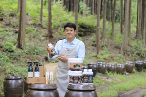 황정식 바른황토 대표가 황토로 생산한 제품의 기능을 설명하고 있다.    바른황토 제공