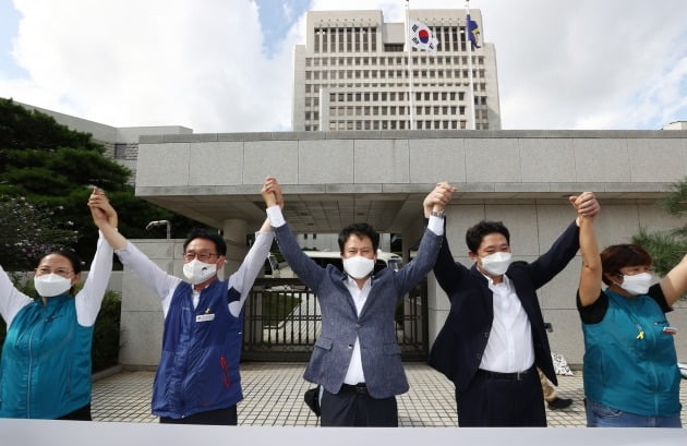 권정오 전국교직원노동조합 위원장(가운데)과 조합원 등이 지난 3일 오후 서초동 대법원 앞에서 선고 뒤 열린 기자회견에서 기쁨을 표현하는 모습. 대법원 전원합의체는 이날 전교조가 고용노동부를 상대로 낸 법외노조 통보 처분 취소 소송 상고심에서 원고 패소로 판결한 원심을 깨고 원고 승소 취지로 사건을 서울고법으로 돌려보냈다. 2020.9.3 [사진=연합뉴스]