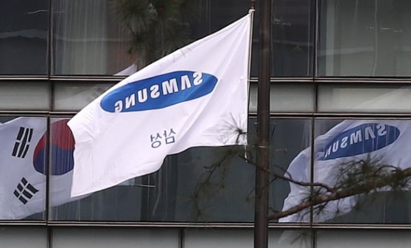 지난달 31일 서울 서초구 삼성생명 서초사옥에 걸린 깃발이 바람에 휘날리고 있다. /사진=연합뉴스