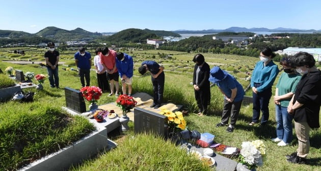 추석을 앞둔 13일 오전 경기도 파주시 실향민 공원묘지인 동화경모공원에서 성묘객들이 성묘를 하고 있다./파주=김범준기자 bjk07@hankyung.com