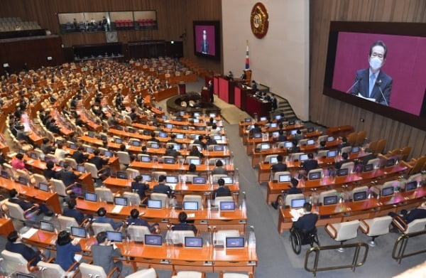 정세균 국무총리가 14일 서울 여의도 국회에서 열린 본회의에서 2020년도 4차 추경안 시정연설을 하고 있다. /사진=신경훈 기자 khshin@hankyung.com