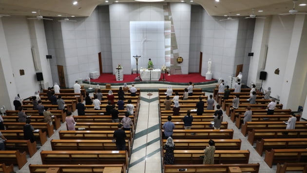 13일 오전 양천구 양천성당에서 주일 예배를 하고 있다. 서울시는 이날 모든 종교시설을 대상으로 방역수칙 준수 여부를 점검했다. 교회를 제외한 성당과 사찰 등은 대면 행사를 허용하고 있다. 사진=연합뉴스