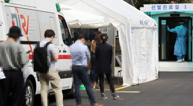 선별진료소서 검사 차례를 기다리는 시민들 모습. 기사 내용과 직접적인 연관 없음. [사진=연합뉴스]