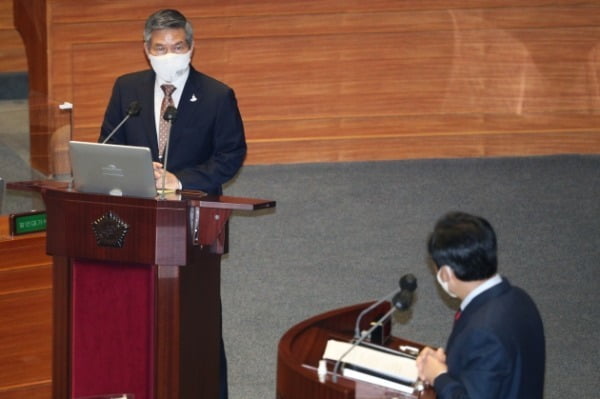 정경두 국방부 장관이 15일 오후 서울 여의도 국회에서 열린 외교·통일·안보 분야 대정부질문에서 답변하고 있다. 사진=연합뉴스