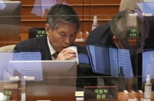 정경두 국방부 장관이 15일 국회 본회의장에서 열린 외교·통일·안보 분야 대정부 질문에서 물을 마시고 있다. /사진=연합뉴스