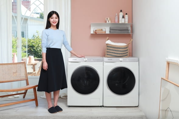 삼성전자가 16일 선보인 그랑데 AI 세탁기와 건조기. 세탁기는 10kg, 건조기는 9kg의 세탁물을 처리할 수 있다.  삼성전자 제공
