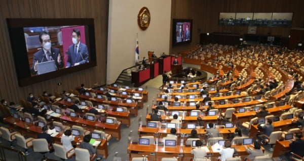 정세균 국무총리가 16일 오후 서울 여의도 국회 본회의장에서 열린 경제분야 대정부질문에서 의원들과 질의응답을 하고 있다./사진=연합뉴스