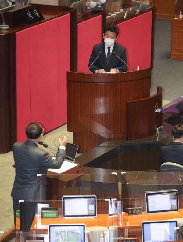 16일 국회에서 열린 경제분야 대정부질문에서 홍남기 부총리가 유의동 국민의힘 의원의 질의에 답변 하고 있다. /사진=김범준 기자 bjk07@hankyung.com