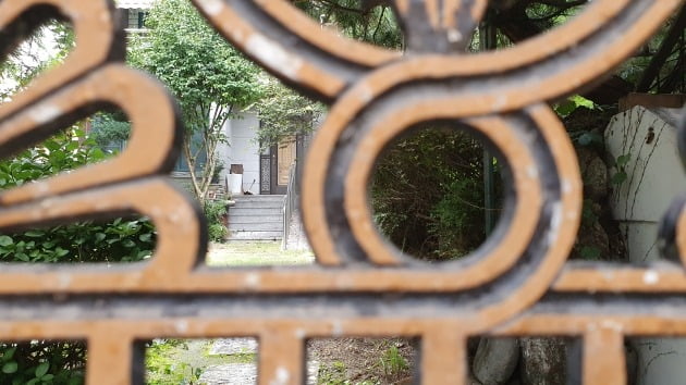 정의기억연대(정의연)가 일본군 ‘위안부’ 피해자 쉼터인 ‘평화의 우리집’(마포 쉼터) 오는 10월 문을 닫는다.  지난 16일 마포 쉼터의 문은 거미줄이 쳐진 상태로 굳게 닫힌 상태였다. 오현아 기자