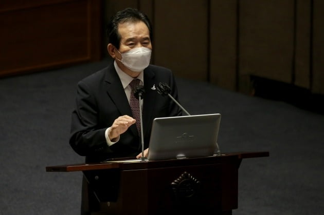 정세균 "文방문일 기준 인국공 직고용, 민망하다" [대정부질문]