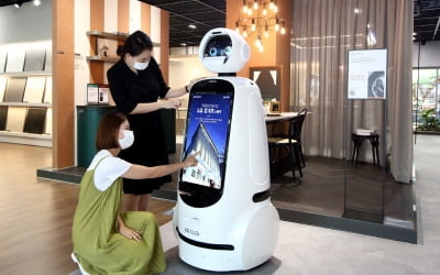 로봇이 안내하는 LG하우시스 전시장…비대면 체험 확대