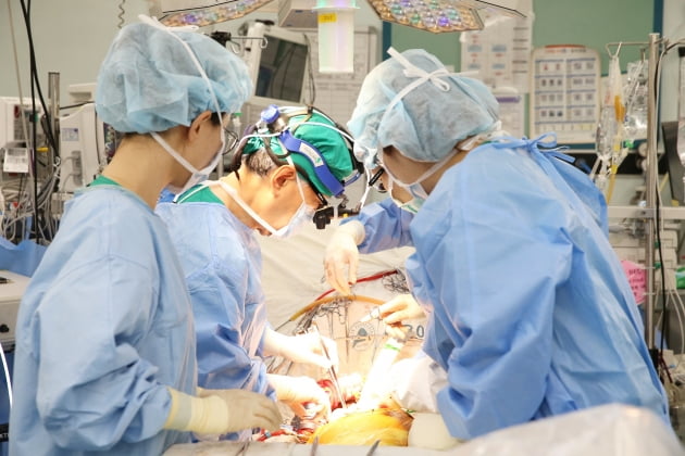 아무도 가보지 못한 길 연 서울아산병원, 세계 처음 간 이식수술 7000건