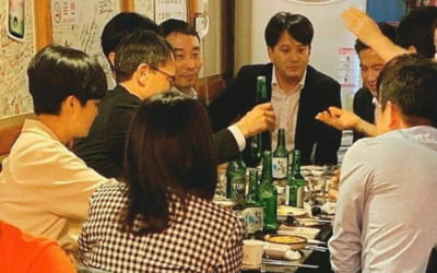 김태년 "코로나로 술 한 잔 어렵다"한 날…與 의원들 '소주 뒤풀이'