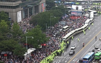 보건소 여직원 껴안고 침뱉은 사랑제일교회 부부 '진술거부'