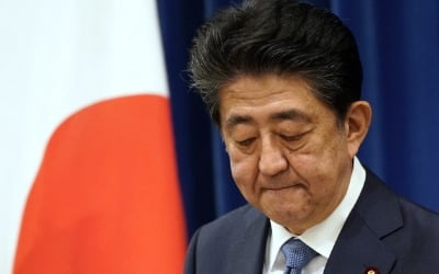퇴임 사흘 만에 야스쿠니신사 참배한 아베 전 일본 총리