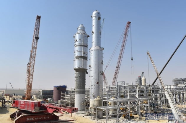 대림산업이 11시간동안 크레인으로 사우디아라비아에서 건설 중인 암모니아 생산 공장 현장에 이산화탄소(CO₂)제거 설비를 설치하고 있다. (자료 대림산업)