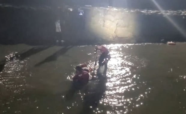 21일 0시50분께 인천 중구 월미도에서 술에 취해 바다에 빠진 20대 여성을 해양경찰이 구조하고 있다. 사진 = 인천해양경찰서 제공