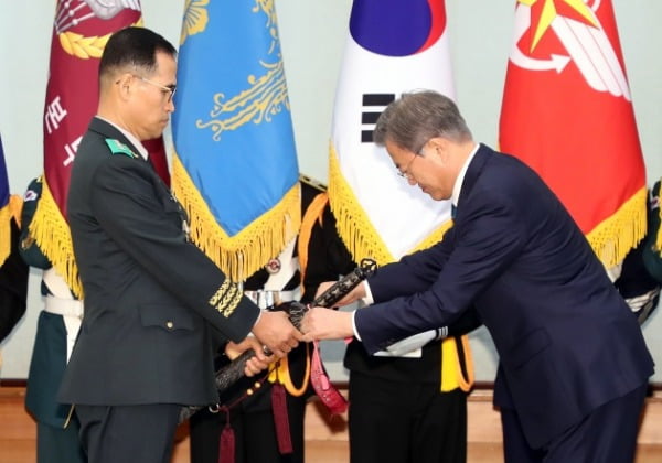 국방부는 21일 신임 육군총장에 남영신 지상작전사령관을 내정했다고 밝혔다. 학군 출신 육군총장은 1948년 육군 창설 이후 72년 만에 처음이다. 사진은 지난해 4월 15일 문재인 대통령이 청와대에서 남영신 지상작전사령관의 진급 및 보직신고를 받은 후 삼정검(三精劍)에 수치(綬幟)를 달아주는 모습.  /사진=연합뉴스