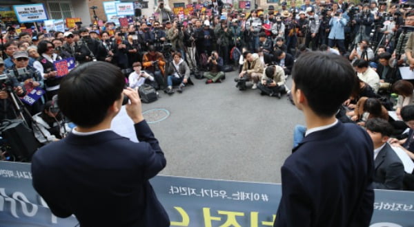 지난해 10월 서울 관악구 인헌고 앞에서 '인헌고등학교 학생수호연합' 소속 학생들이 일부 교사가 '편향적 정치사상'을 학생들에게 주입했다고 주장하는 기자회견을 열고 있다. /사진=연합뉴스