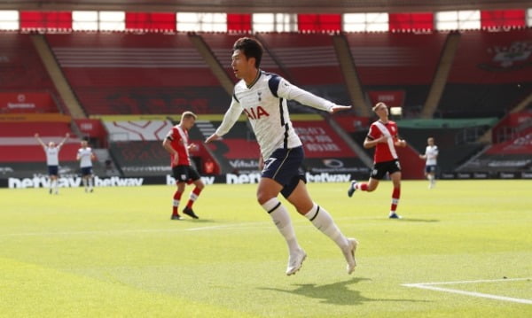 Tottenham's Son Heung-min, who scored four goals in the second round of the Premier League (EPL) game against Southampton, is celebrating.  / Photo = Yonhap News, Reuters