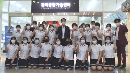 사진=한국폴리텍대학 광주캠퍼스 창의융합기술센터를 방문한 광주여자상업고등학교 학생들