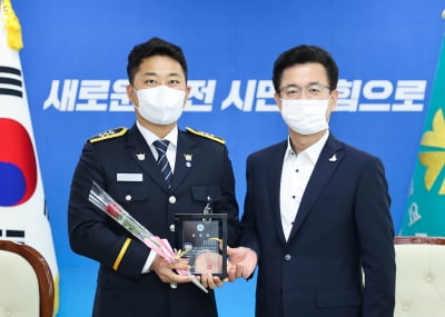 대전시, 신혼여행 중 익수자 목숨 구한 의로운 경찰에 표창패 수여