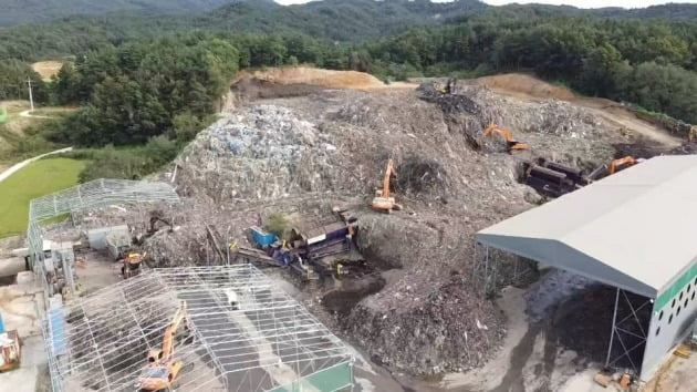 2020년 9월 경북 의성군 단일면 ‘쓰레기산’ 현장. 19만2000톤 폐기물 가운데 78%가 재활용 및 소각·매립 처리된 상태로 쓰레기 보다는 폐토사만 보이는 상태다. 의성군 제공