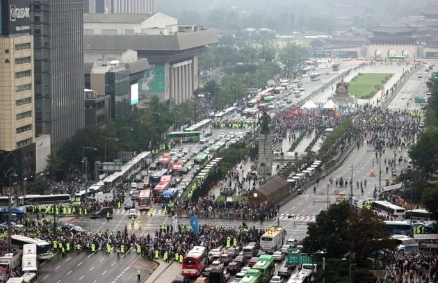 지난달 15일 오후 서울 종로구 동화면세점 앞에서 열린 보수단체 집회 모습 [사진=연합뉴스]
