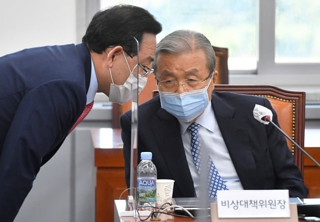 김종인 국민의힘 비대위원장과 주호영 원내대표가 22일 국회에서 열린 화상 의원총회에서 대화하고 있다. 2020.9.22 [사진=연합뉴스]