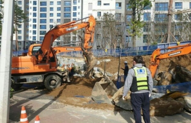 경기 안양시 호계동 아파트 공사현장 매몰사고 현장 [사진=뉴스1]