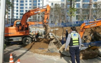 [속보] 안양 호계동 아파트 공사 현장서 작업자 2명 매몰