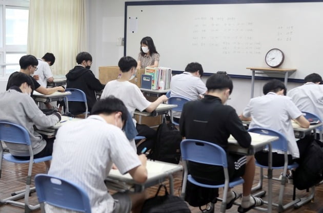 고등학교 3학년 학생들이 2021학년도 수능 9월 모의평가를 치르는 모습. 기사 내용과 직접적인 연관 없음. [사진=연합뉴스]