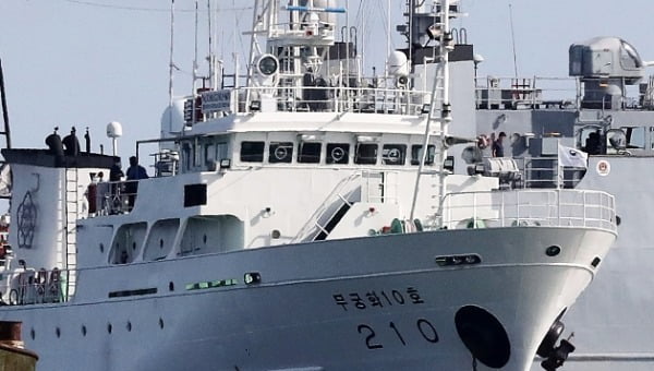 서해 북방한계선(NLL) 인근 해상에서 실종된 공무원이 승선했던 어업지도선 무궁화10호가 24일 해양경찰의 조사를 위해 대연평도 인근 해상에 정박해 있다. /사진=뉴스1