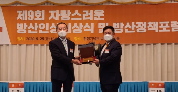 이성수 한화디펜스 사장(오른쪽)이 25일 서울 용산구 전쟁기념관에서 ‘2020년 자랑스러운 방산인상 방산기술상’을 수상했다. 왼쪽은 한국방위산업학회 채우석 회장. 한화디펜스 제공