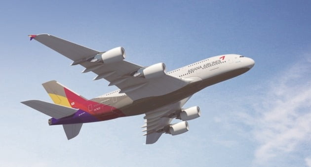 '하늘 위의 특급호텔'로 불리는 아시아나항공의 대형 기종 A380. 아시아나항공은 이번 관광비행 상품 '스카이라인 투어'에 주로 파리와 뉴욕 등 장거리 해외노선을 운항하는 A380 기종을 투입한다. / 한경DB 