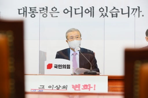 김종인 국민의힘 비상대책위원장이 지난 26일 국회에서 열린 ‘북한의 우리 국민 사살·화형 만행 진상조사TF’ 제1차회의를 주재하고 있다. 김 위원장은 “이번 만행은 북한군이 비무장 상태의 우리 국민을 총살하고 시신을 끔찍하게 화형시킨 패륜적 무력도발”이라며 “정부가 소위 김정은 친서로 이번 사태를 무마하려 시도한다면 더 큰 국민적 공분을 자초하게 될 것”이라고 말했다.  연합뉴스