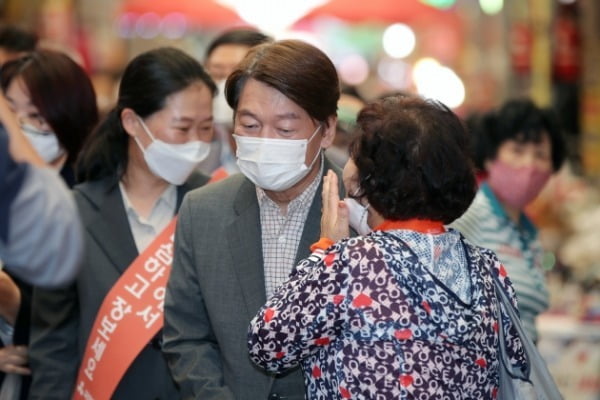 27일 오전 광주 북구 말바우시장에서 안철수 국민의당 대표가 시민들과 인사하고 있다. /사진=연합뉴스