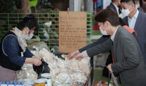 27일 오전 광주 북구 말바우시장에서 안철수 국민의당 대표가 장을 보고 있다. /사진=연합뉴스